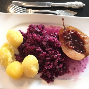 Rotkohl mit Preiselbeer-Birnen und Salzkartoffeln „vegan“ Rotkohl mit Preiselbeer-Birnen und Salzkartoffeln „vegan“