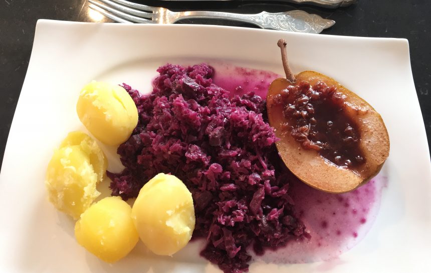Rotkohl mit Preiselbeer-Birnen und Salzkartoffeln „vegan“