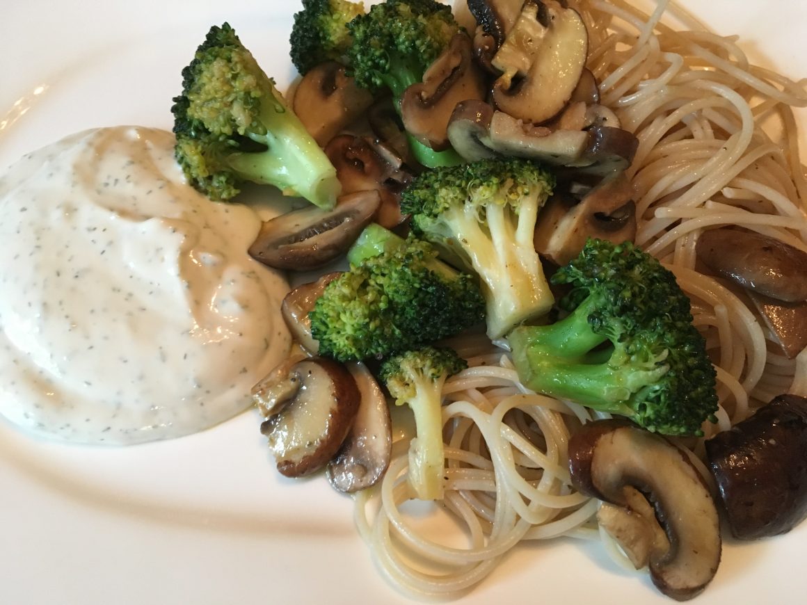 Vollkornreis-Spaghetti mit Gemüse und Soja-Quark-Dipp (einfach und schnell)