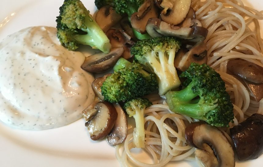 Vollkornreis-Spaghetti mit Gemüse und Soja-Quark-Dipp (einfach und schnell)