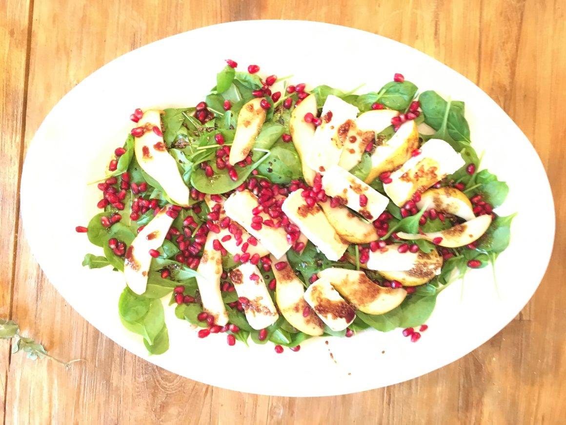 Baby-Spinat-Salat mit Camembert, Birne und Granatapfel