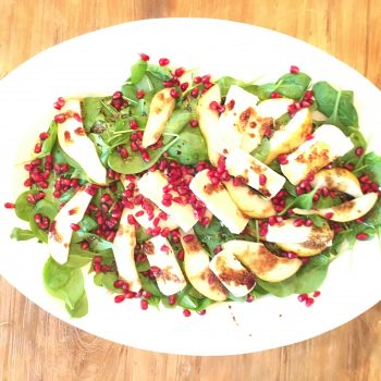 Baby-Spinat-Salat mit Camembert, Birne und Granatapfel Baby-Spinat-Salat mit Camembert, Birne und Granatapfel