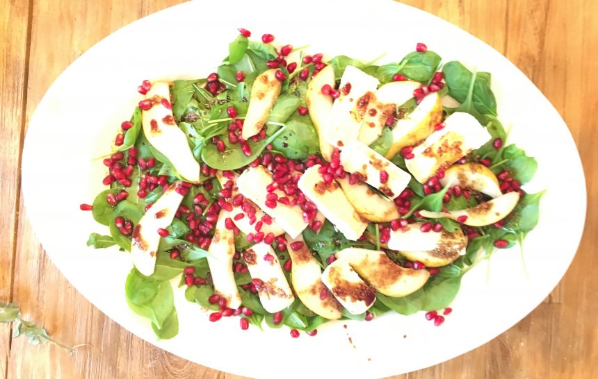 Baby-Spinat-Salat mit Camembert, Birne und Granatapfel
