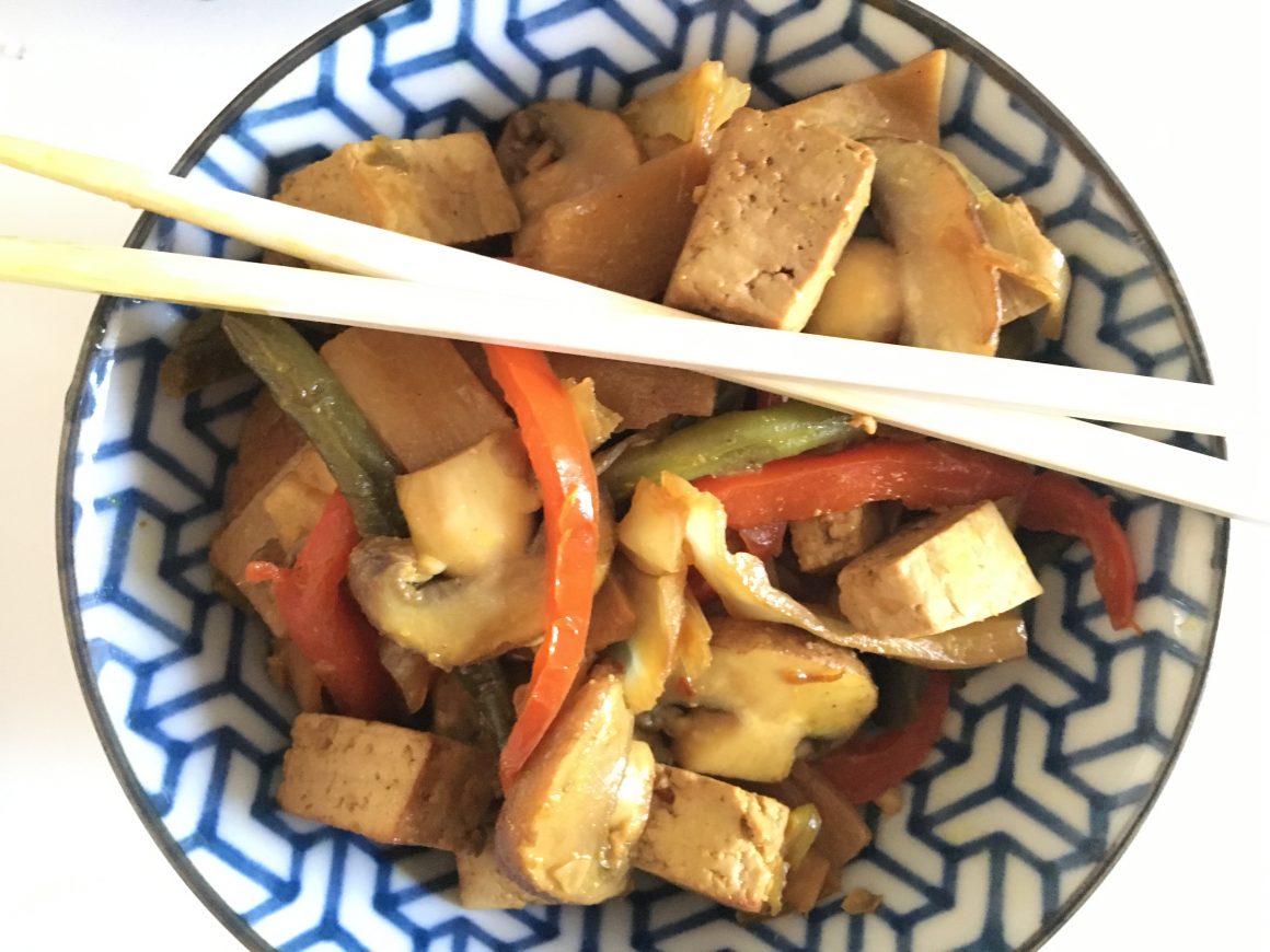 Chinesische Gemüsepfanne mit Tofu – low carb und vegan