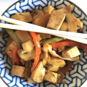 Chinesische Gemüsepfanne mit Tofu – low carb und vegan