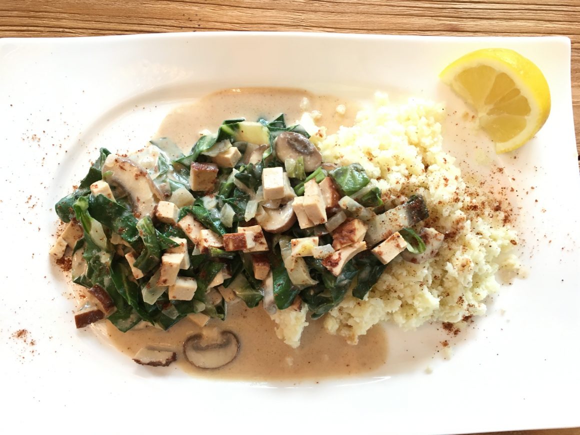 Mangold-Champignon-Gemüse in cremiger Cashewsoße mit Blumenkohlreis -vegan-