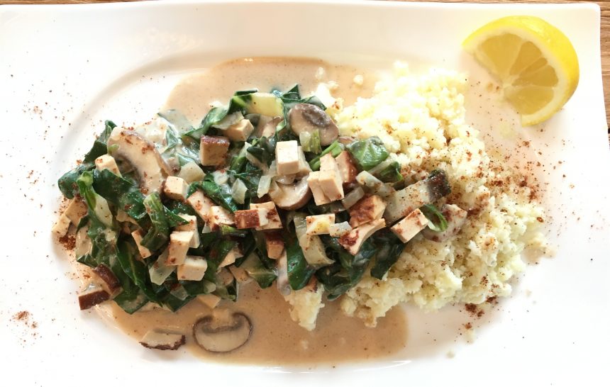 Mangold-Champignon-Gemüse in cremiger Cashewsoße mit Blumenkohlreis -vegan-