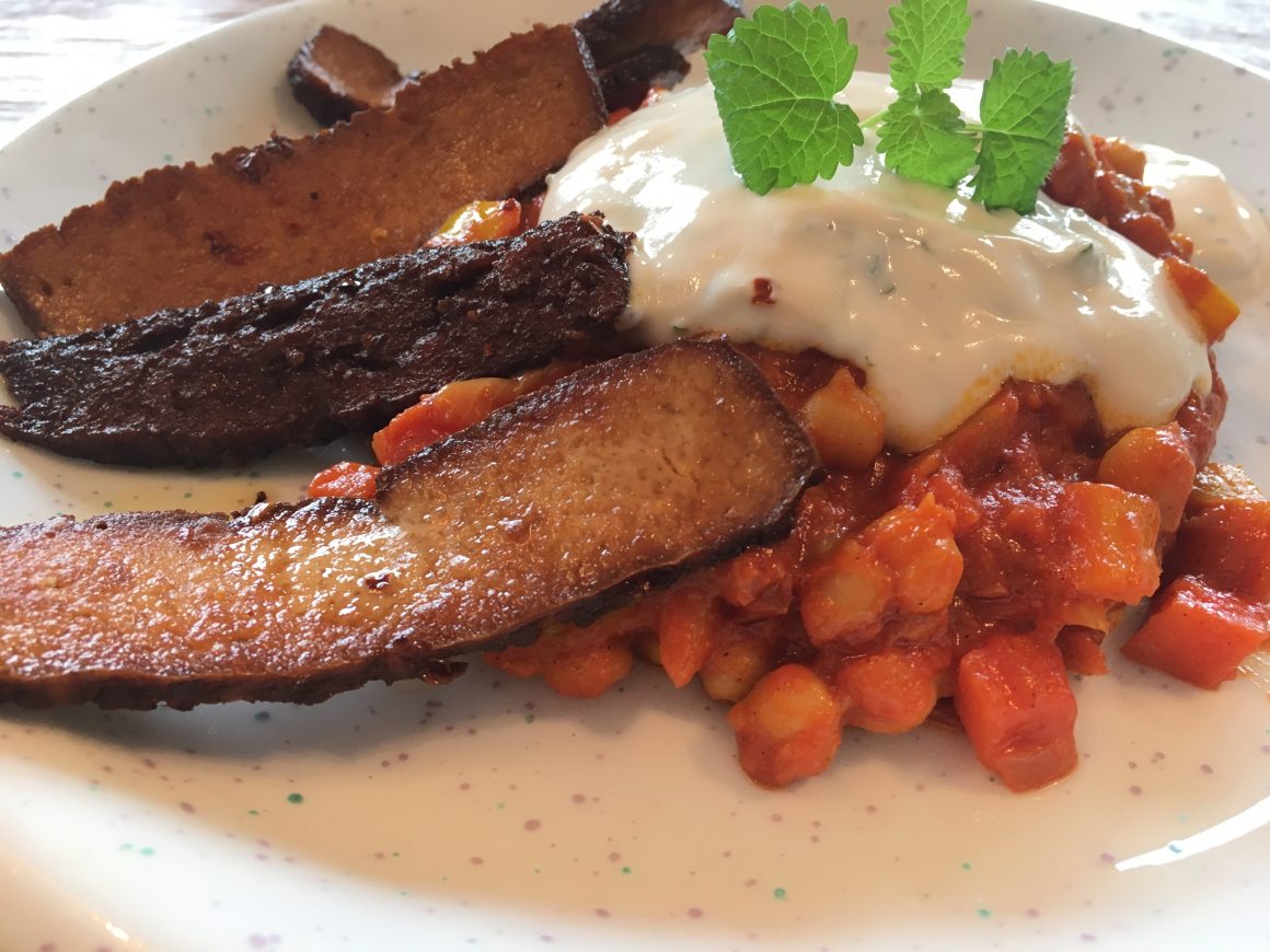 Kichererbsen-Curry mit Soja-Joghurt-Dipp und krossen Tofuspeckstreifen – vegan –
