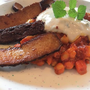 Kichererbsen-Curry mit Soja-Joghurt-Dipp und krossen Tofuspeckstreifen – vegan –
