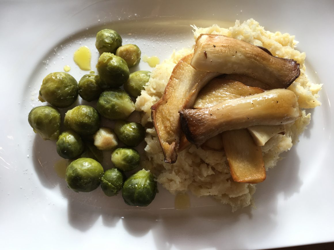 Kräuterseitlinge auf Pastinakenpüree mit Rosenkohl