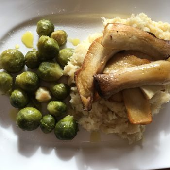 Kräuterseitlinge auf Pastinakenpüree mit Rosenkohl