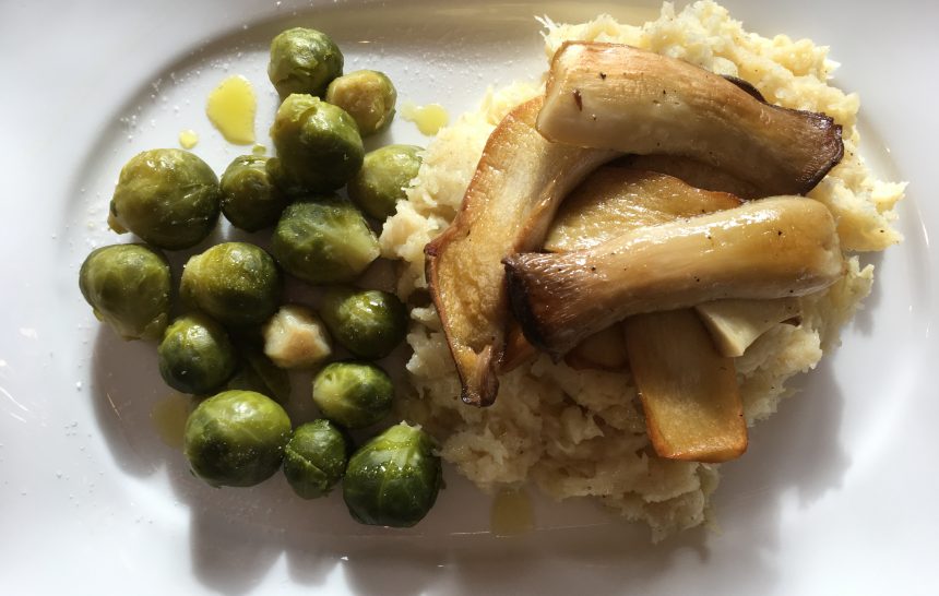 Kräuterseitlinge auf Pastinakenpüree mit Rosenkohl