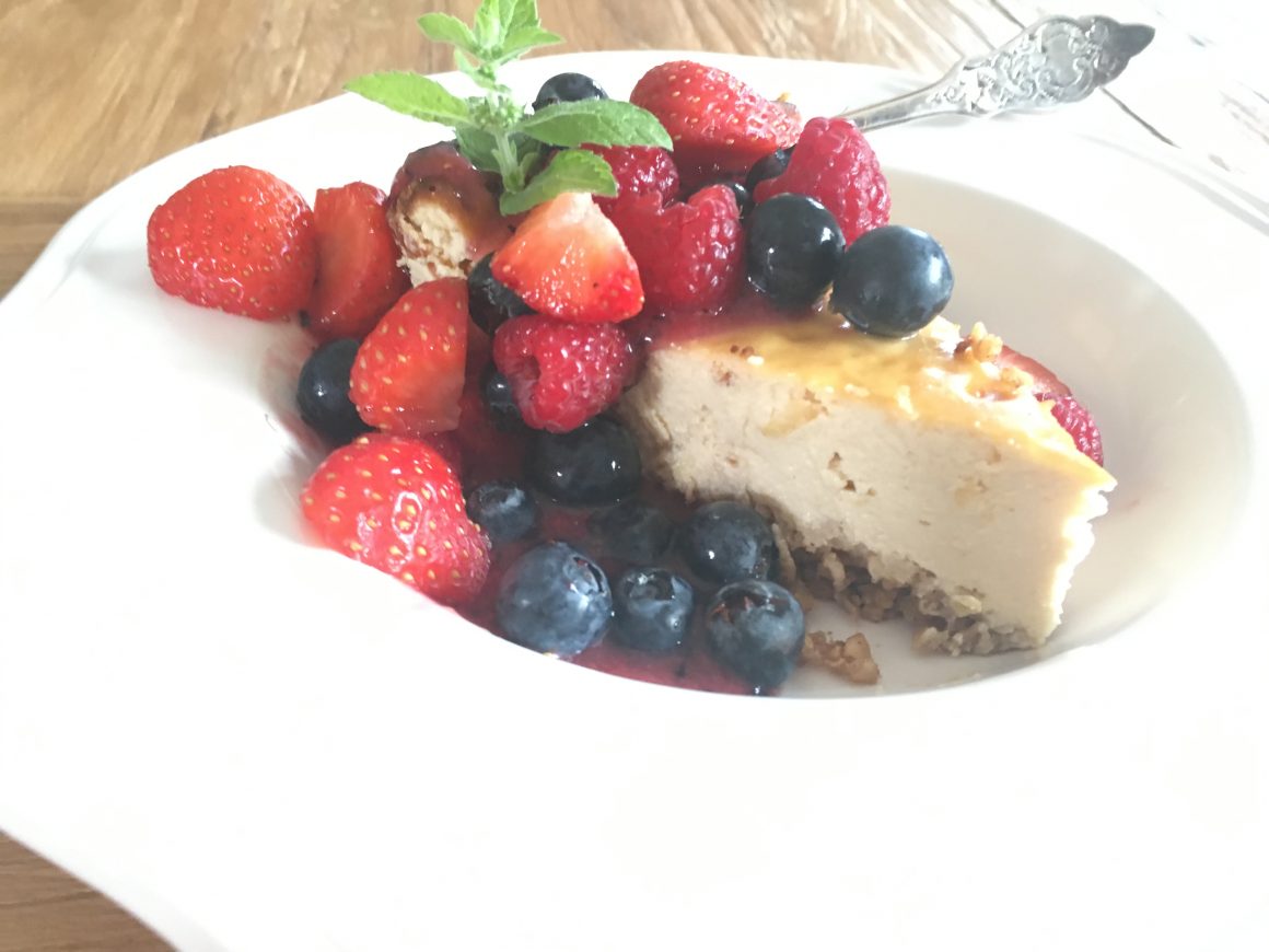 Schneller Käsekuchen mit Beeren-Power-Topping „Ein Sommertraum“
