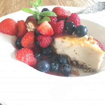 Schneller Käsekuchen mit Beeren-Power-Topping „Ein Sommertraum“