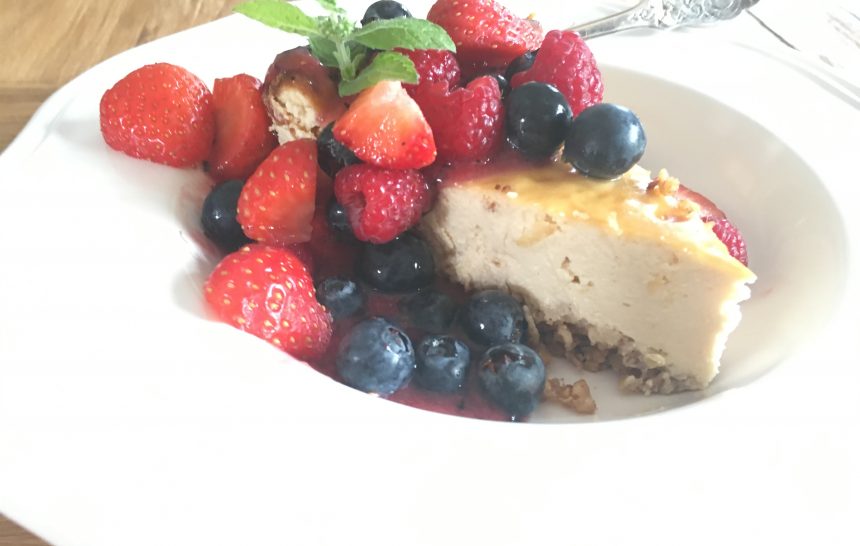 Schneller Käsekuchen mit Beeren-Power-Topping „Ein Sommertraum“