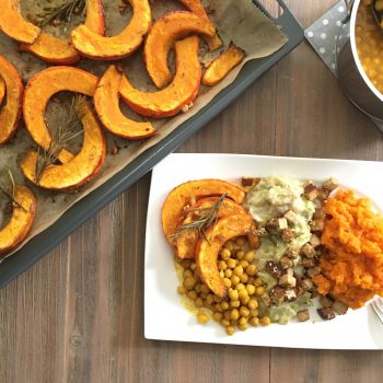 Gebackene Kürbisspalten mit Kurkuma-Kichererbsen, Wirsingkohl in Cashewsoße und Karotten-Ingwer-Stampf