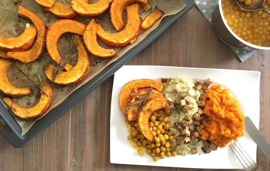 Gebackene Kürbisspalten mit Kurkuma-Kichererbsen, Wirsingkohl in Cashewsoße und Karotten-Ingwer-Stampf