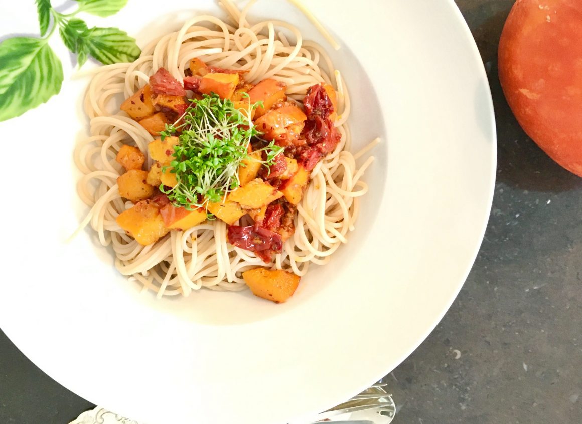 Vollkornreis-Spaghetti mit Kürbis-Arrabiata -vegan, glutenfrei-