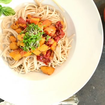 Vollkornreis-Spaghetti mit Kürbis-Arrabiata -vegan, glutenfrei-