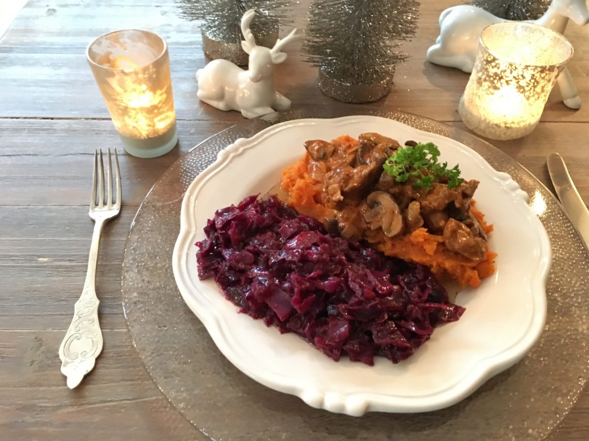 Weihnachtlicher Rotkohl mit Süßkartoffelstampf und Soja-Pilz-Ragout  -vegan-