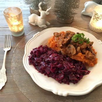 Weihnachtlicher Rotkohl mit Süßkartoffelstampf und Soja-Pilz-Ragout  -vegan-