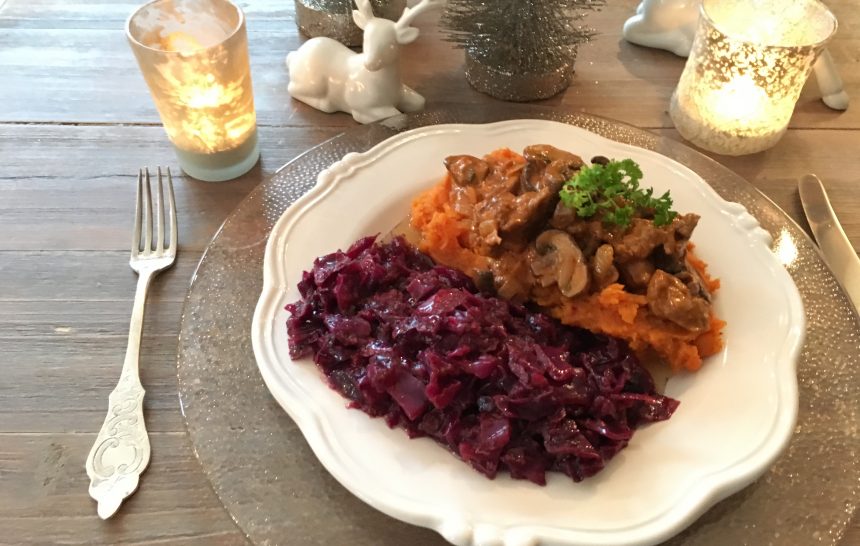 Weihnachtlicher Rotkohl mit Süßkartoffelstampf und Soja-Pilz-Ragout  -vegan-